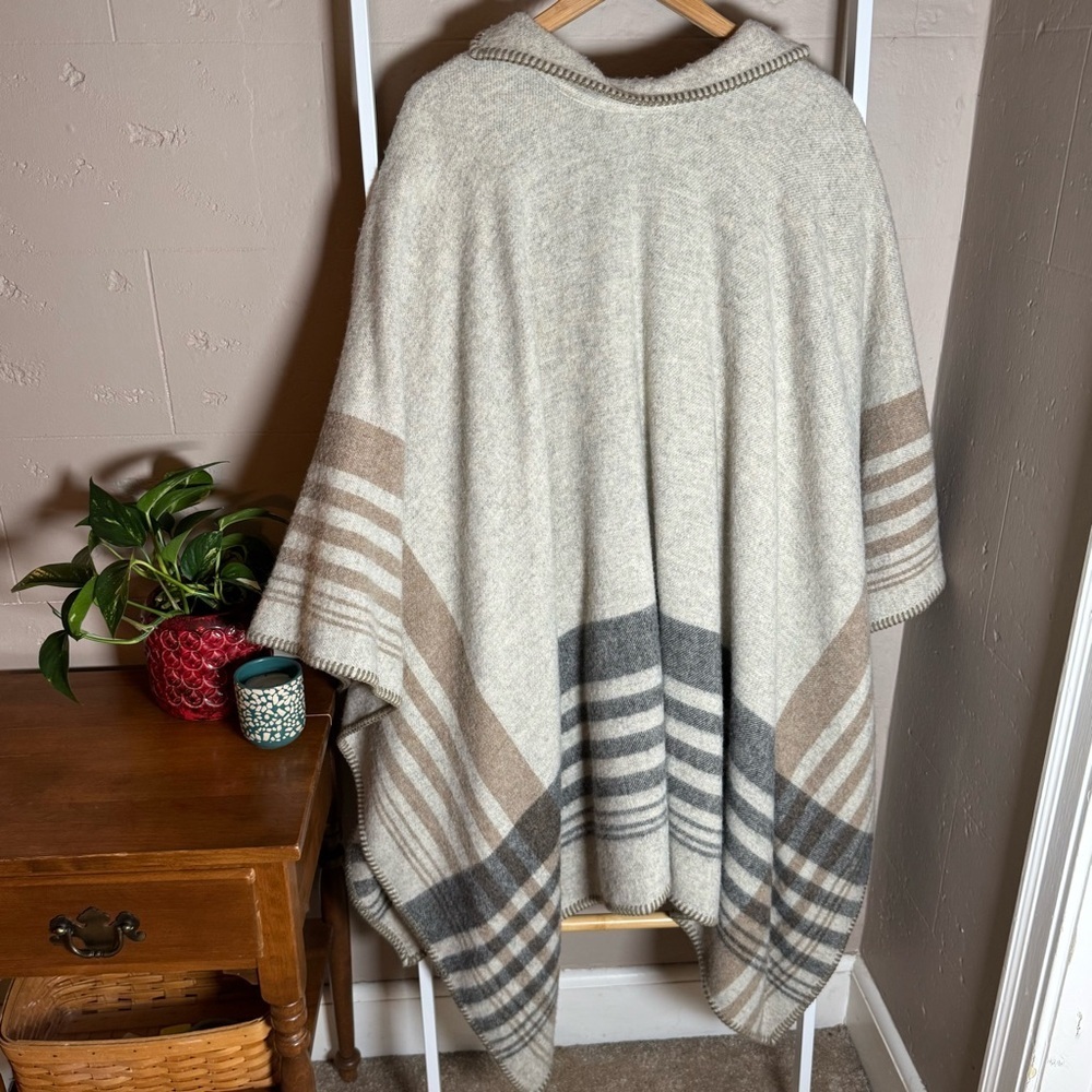 Lauren Ralph Lauren Stunning 100% Wool Pancho Shaw Size Medium - Picture 5 of 5